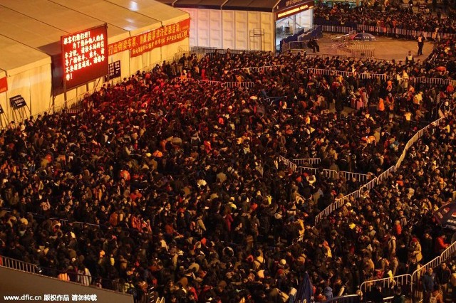 Hàng trăm nghìn người Trung Quốc về ăn Tết ‘chết cứng’ ở nhà ga 