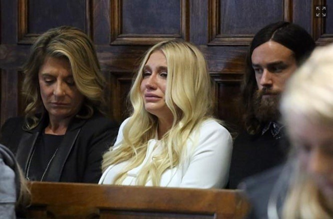 Nữ ca sĩ Kesha khóc nức nở vì thua vụ kiện lạm dụng tình dục