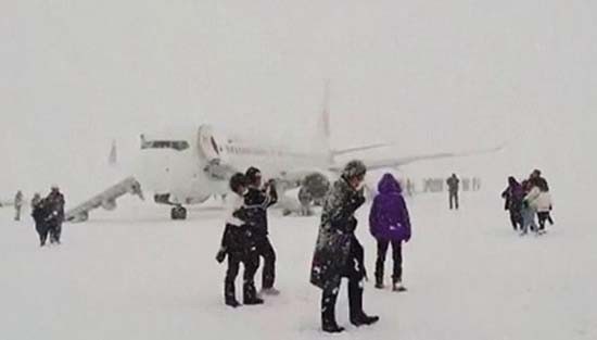 Khói tràn cabin máy bay Nhật, hơn 160 người sơ tán khẩn cấp