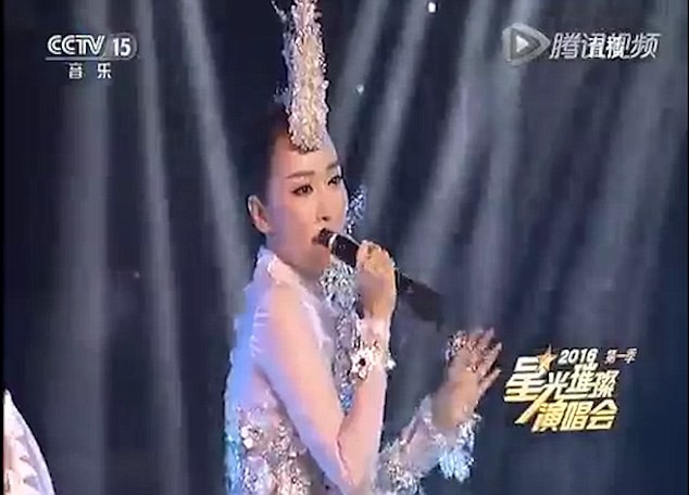 Ca sĩ Trung Quốc ‘ê mặt’ vì cầm mic ngược hát nhép trên ti vi