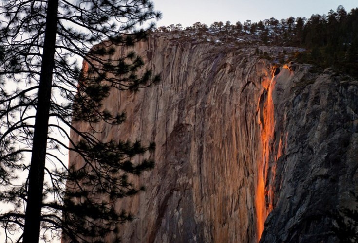 Vẻ đẹp kỳ thú của thác lửa hình đuôi ngựa ở Mỹ