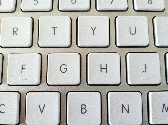 Vì sao phím F và phím J trên bàn phím có đường lằn nhỏ?