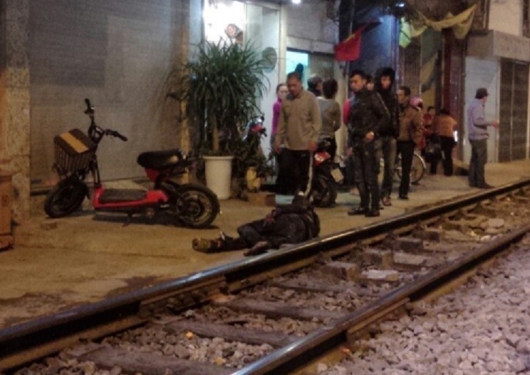 Hà Nội: Thanh niên ngồi trên đường ray bị tàu hỏa tông bay xa 10m