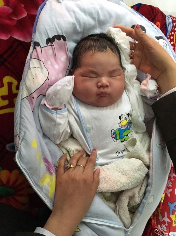 Bé trai sơ sinh nặng 6,1 kg chào đời ở Nam Định