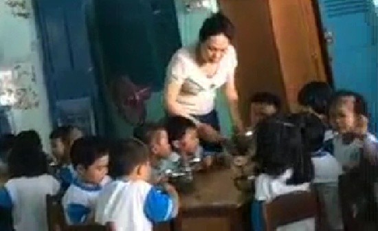Giáo viên mầm non dùng tay, muỗng inox đánh trẻ trong giờ ăn