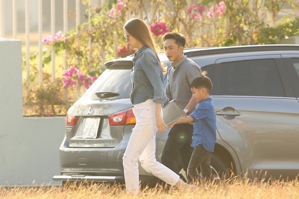 Hà Hồ - Cường Đô la nắm tay con trai giữa bão scandal