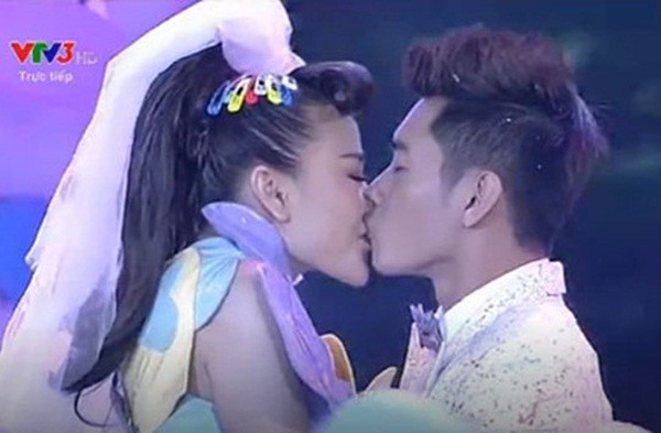 Vắng Hà Hồ, Maya 'táo bạo' hôn Quang Đăng trên sân khấu The Remix