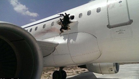 Máy bay chở khách bất ngờ nổ tung thân giữa trời