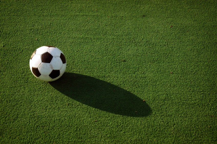 Sự thật về việc chơi bóng trên sân cỏ nhân tạo bị ung thư