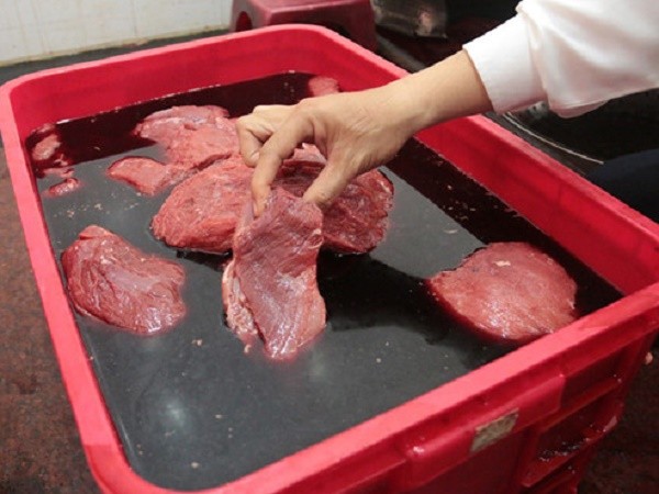 Biến thịt lợn thành thịt bò bằng huyết bò lẫn hóa chất ở TP.HCM