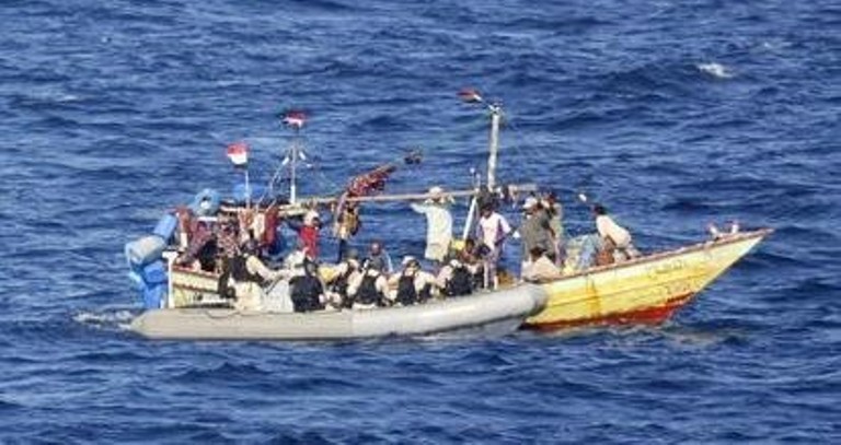 Tàu chở du khách Việt chìm ngoài khơi Campuchia