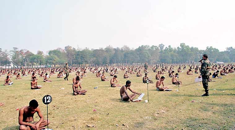 Quân đội bắt thí sinh mặc quần lót ngồi thi để tránh gian lận