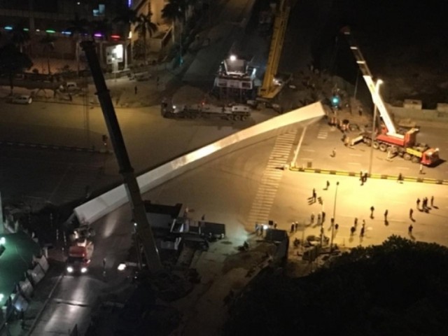 Hà Nội: Thanh thép khổng lồ bất ngờ rơi giữa đường