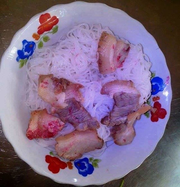 Quảng Nam: Thịt lợn trong tô bún biến màu đỏ tươi như máu