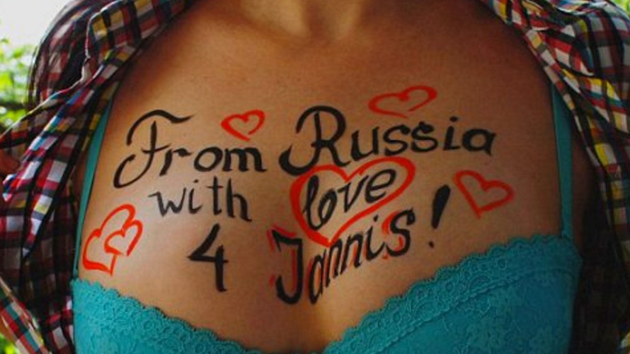 Người Nga phát sốt với dịch vụ nhắn tin trên… ngực phụ nữ