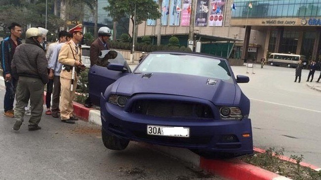 Hà Nội: Xe ‘cơ bắp’ Ford Mustang bản đặc biệt lại gặp nạn