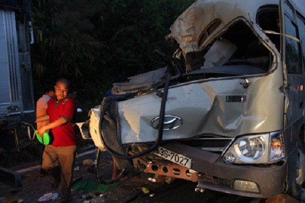 Xe khách đâm xe tải trên đèo Bảo Lộc, 6 người thương vong
