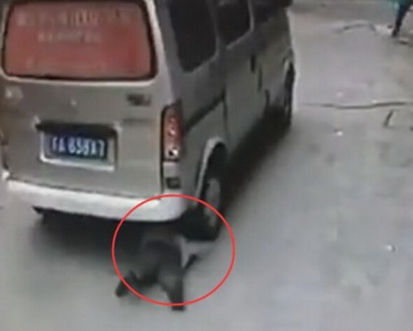 Bé trai đứng dậy đi tiếp sau khi bị ô tô cán qua người [VIDEO]