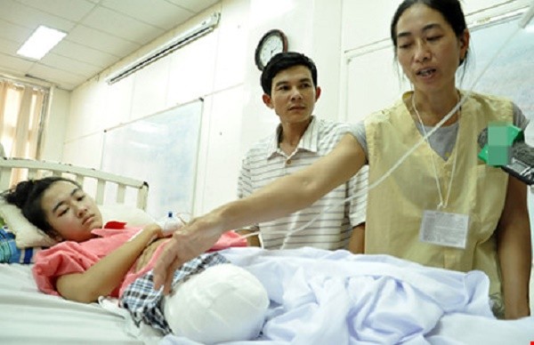 Nữ sinh bị cưa cụt chân: Bệnh viện hứa lo lâu dài