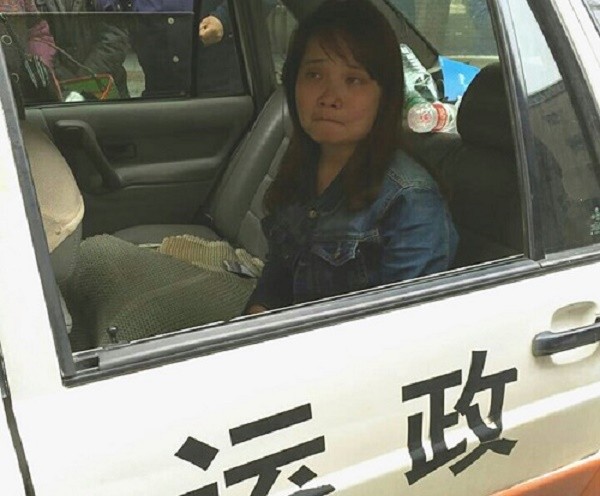 Cô gái Việt ở Trung Quốc bất ngờ lao khỏi ô tô kêu cứu