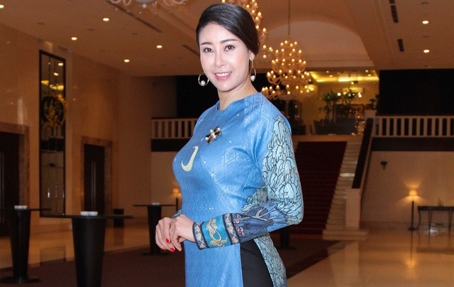 Hoa hậu ‘danh gia vọng tộc' Hà Kiều Anh thướt tha với áo dài