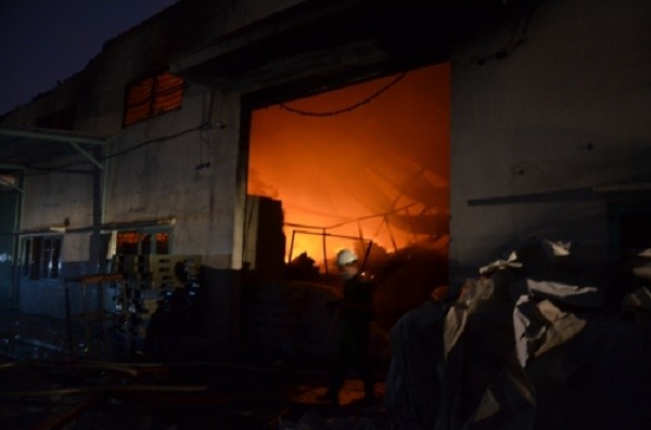 Cháy lớn ở xưởng may, huy động hàng trăm chiến sĩ PCCC dập lửa