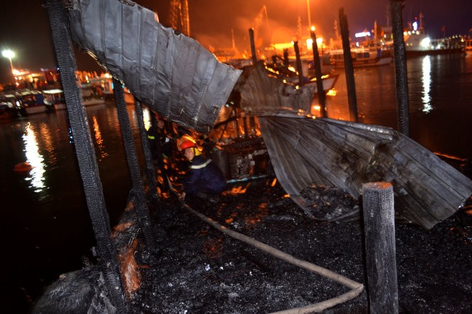 Náo loạn vì tàu du lịch cháy nổ lớn ở cảng Nha Trang