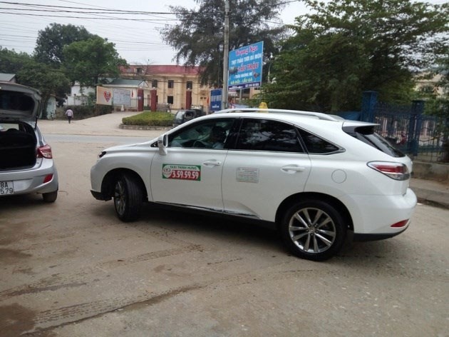 Xe sang Lexus 3 tỷ đồng chạy taxi ở Phú Thọ