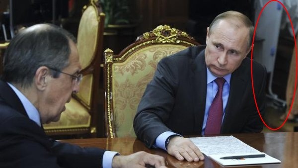 Xôn xao vì ‘vật thể lạ’ xuất hiện trong phòng ông Putin