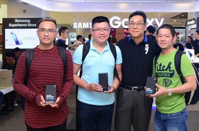 Hà Nội: Người mua Galaxy S7 không ngại bỏ thử máy vào nước