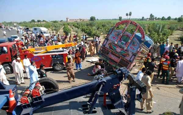 1 ngày 3 vụ tai nạn khiến 50 người thương vong ở Pakistan