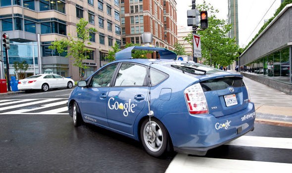 Xe tự lái của Google đã gây tai nạn đầu tiên, tông vào xe buýt