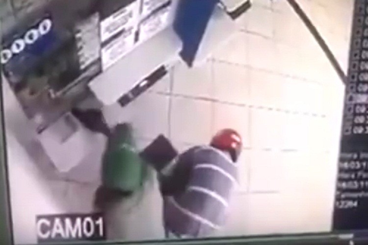 Tên cướp bị ăn trộm súng ngay tại cây ATM [VIDEO]