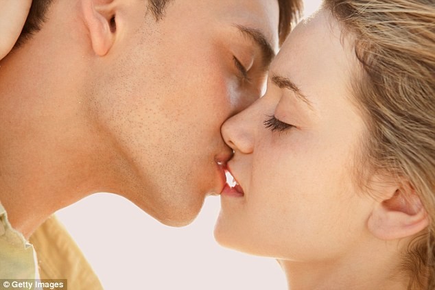 Khoa học lý giải vì sao khi hôn nhau phải nhắm mắt