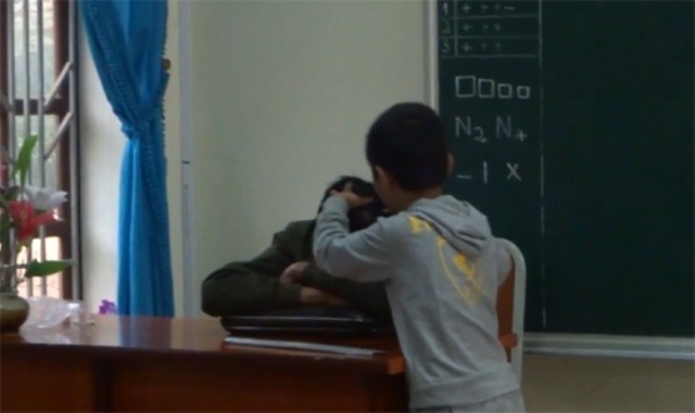 Học sinh nhổ tóc bạc cho thầy giáo trong giờ học