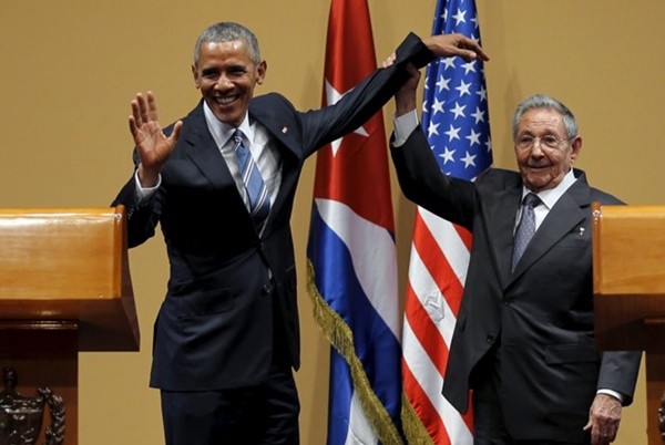 Ông Obama muốn ôm chủ tịch Raul Castro nhưng bị khước từ?