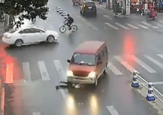 10 người hợp sức nghiêng xe ô tô cứu cô gái kẹt dưới gầm [VIDEO]
