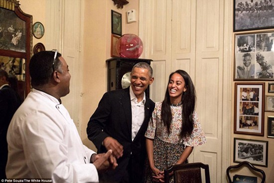 Con gái Tổng thống Mỹ Obama trổ tài làm phiên dịch viên cho bố