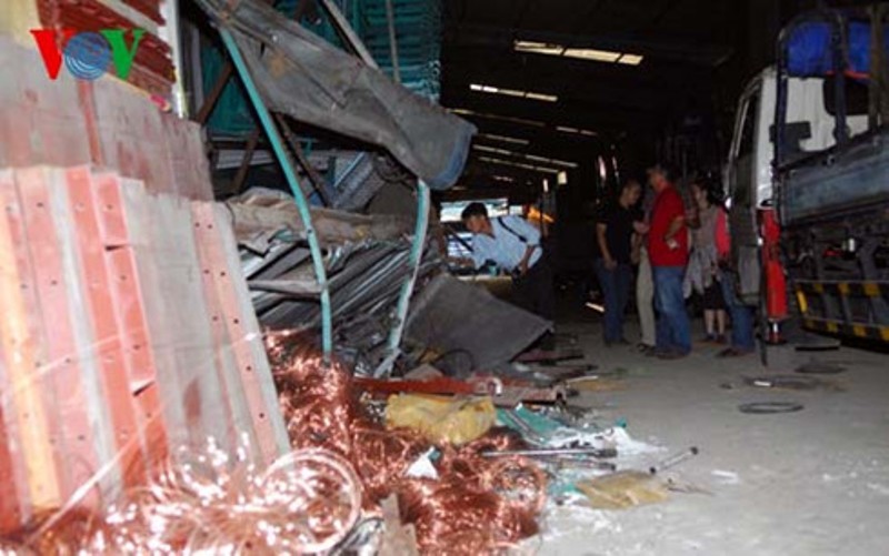TPHCM: 2 công nhân tử vong do sập giá đỡ hàng hóa