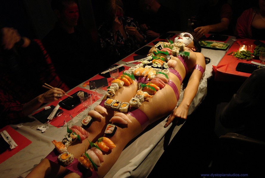 Nyotaimori - Nghệ thuật sushi trên cơ thể trinh nữ