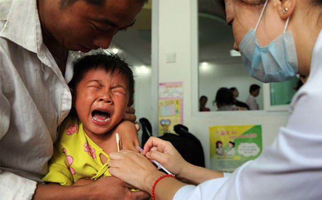 Chấn động hàng triệu trẻ em Trung Quốc bị tiêm vắc xin hết hạn