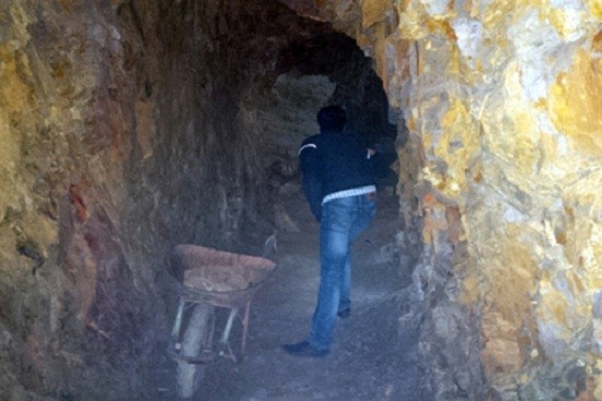 Bí thư huyện đào hầm xuyên núi: 'Đào hầm cũng như đào giếng thôi'