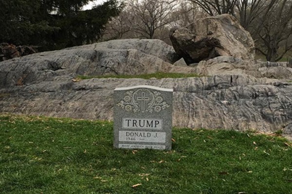 Donald Trump được 'tặng' bia mộ giữa New York