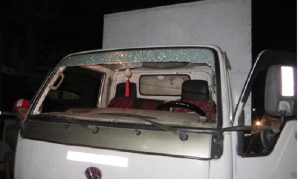 Xe tải bị ném đá: Tấm kính phía trước vỡ tan, tài xế bị thương