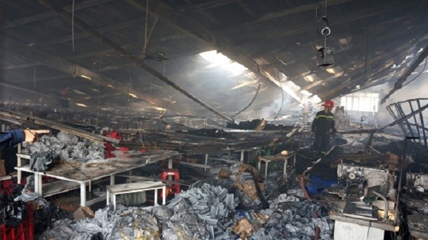 TP.HCM: Xưởng may bất ngờ bốc cháy, thiêu rụi nhiều tài sản