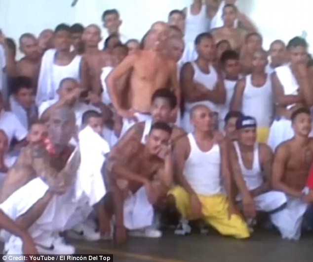 Lộ video vũ nữ thoát y nhảy múa bên trong nhà tù 