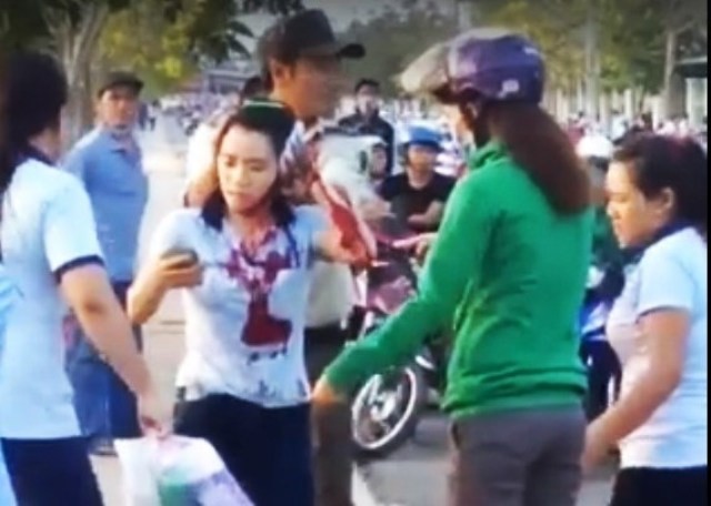 Một nữ công nhân bị chém dã man trước cổng công ty