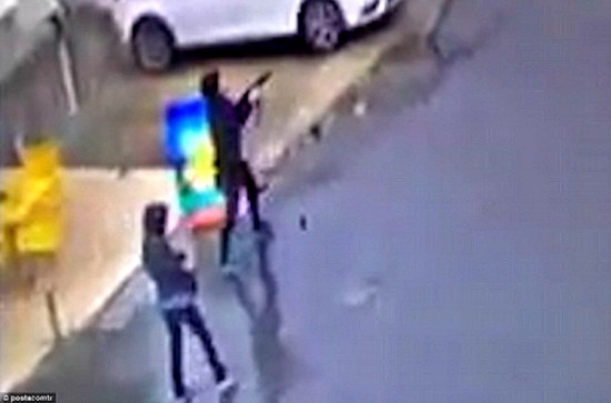 Hai phụ nữ nã đạn vào đồn cảnh sát Thổ Nhĩ Kỳ [VIDEO]
