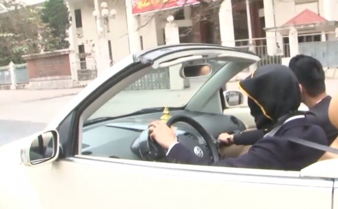 Lý do tài xế trùm kín mặt lái ô tô trên phố HN gây tranh cãi