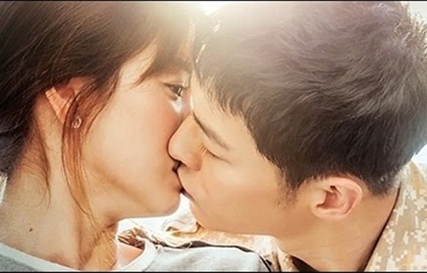 Song Joong Ki - Song Hye Kyo và nụ hôn 'bão' hậu duệ của mặt trời